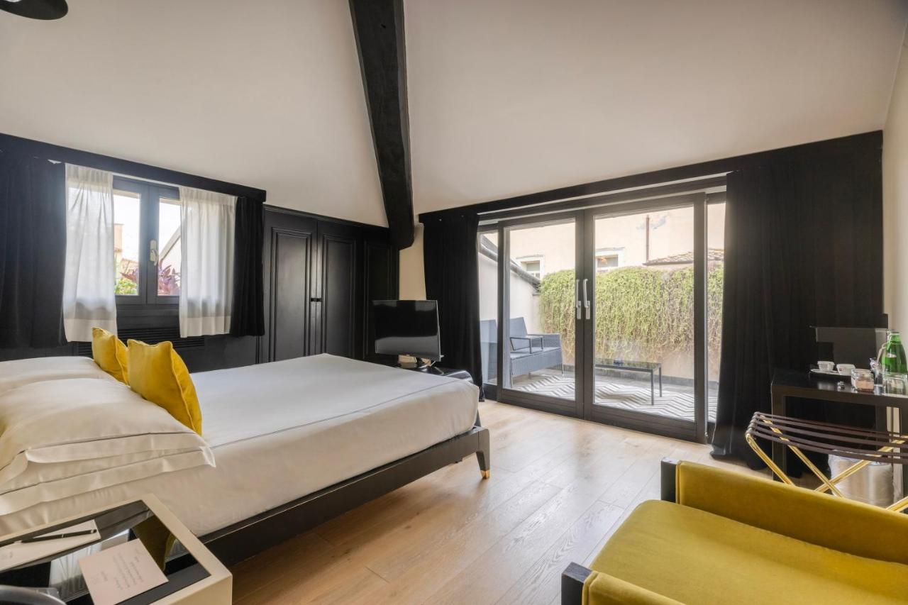 een slaapkamer met een bed en een groot raam bij Roma Luxus Hotel in Rome