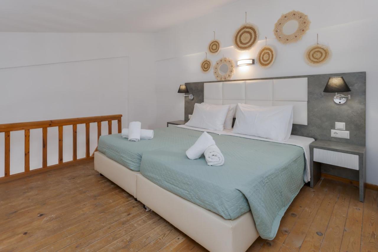 een slaapkamer met een bed waarop twee handdoeken liggen bij Malia Energy by Estia in Malia