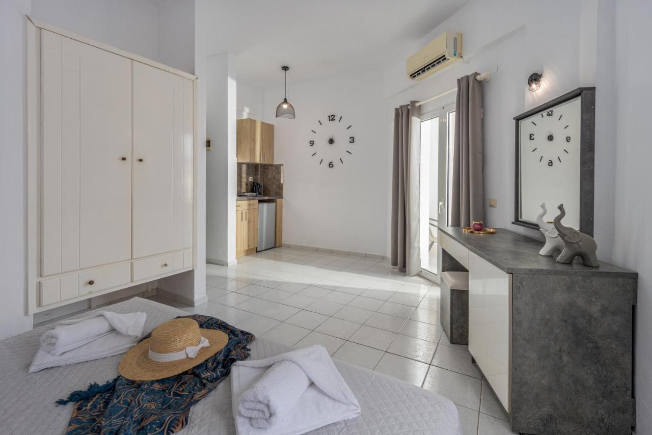 een woonkamer met een aanrecht en een klok aan de muur bij Malia Energy by Estia in Malia +23 foto's