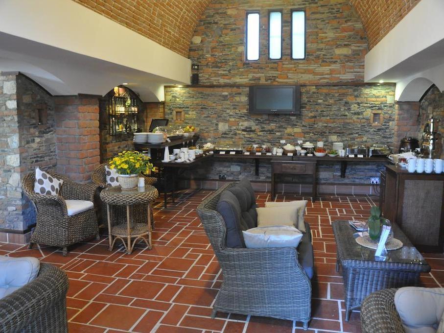 Restaurant met gedekte tafels — El Vino