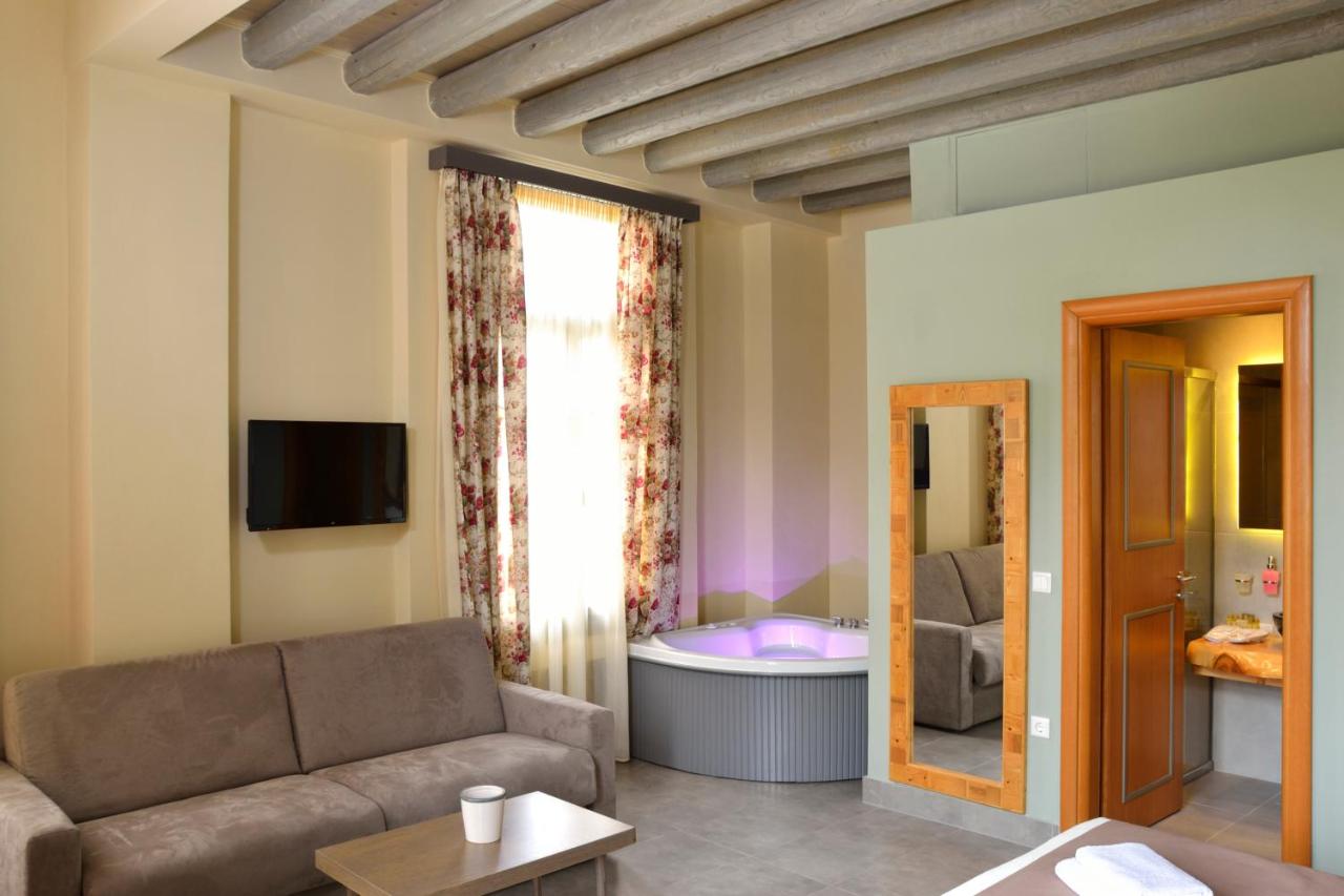 een woonkamer met een bank en een badkuip bij Elia Kentron in Chania