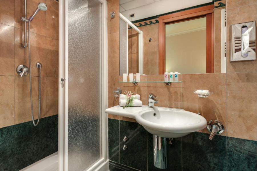 een badkamer met een wastafel en een douche bij Palazzo Cardinal Cesi in Rome