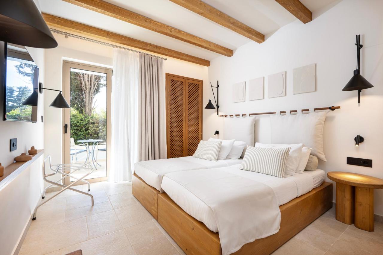 een slaapkamer met een bed, een tafel en een raam bij Aegean Houses in Kos-stad +248 foto's