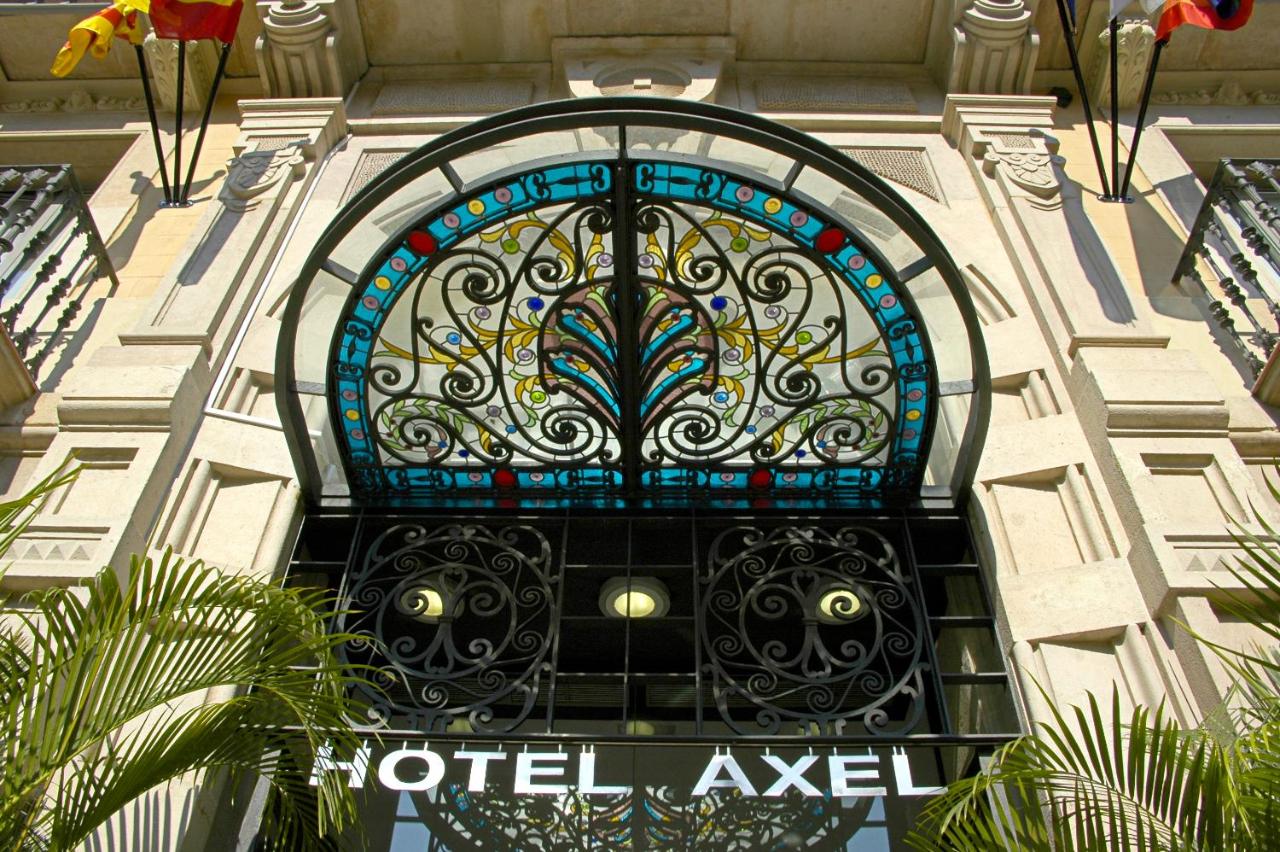 een glas-in-loodraam aan de zijkant van een gebouw bij Axel Hotel Barcelona - Adults Only in Barcelona
