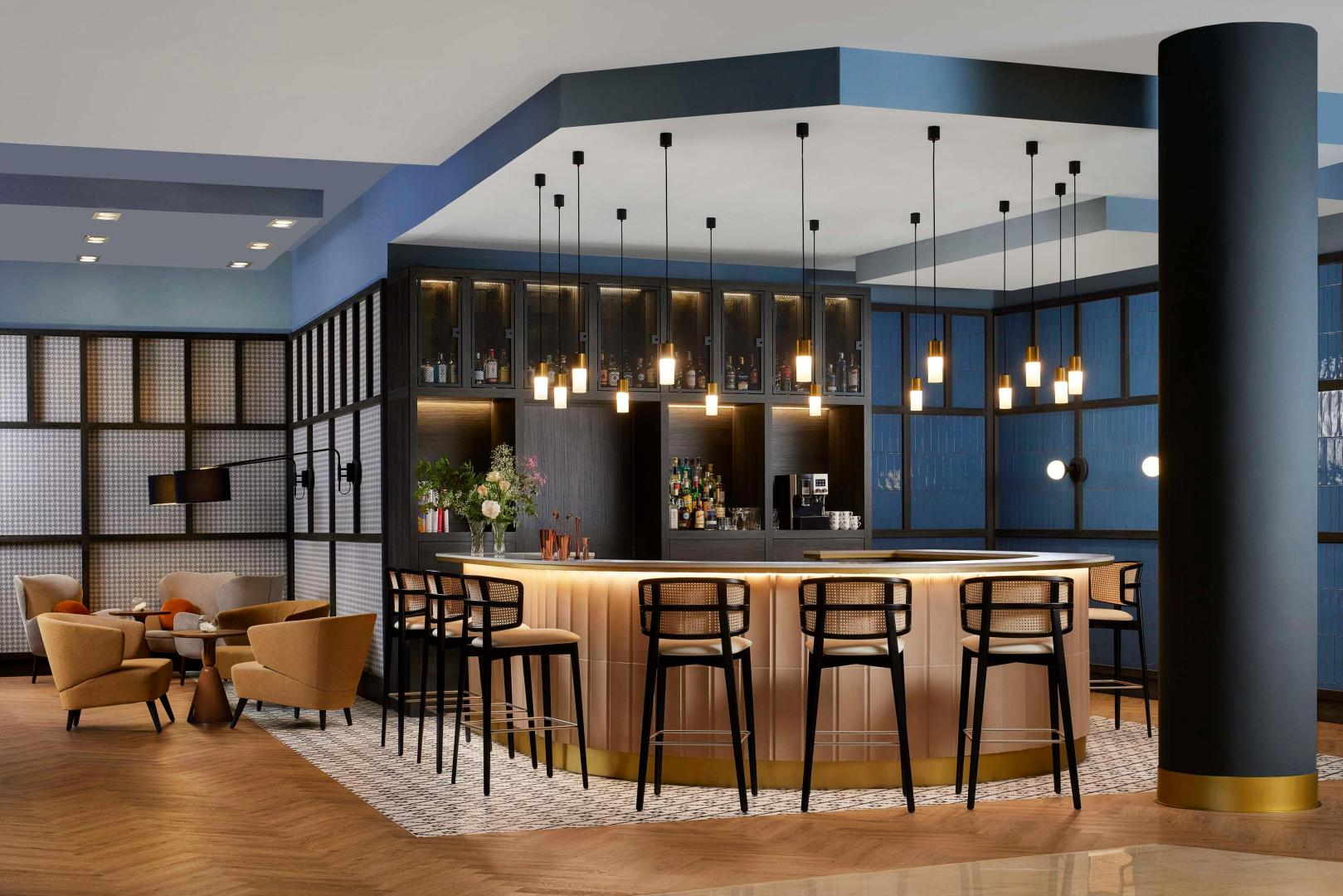 Bar met drankenselectie — NH Alicante