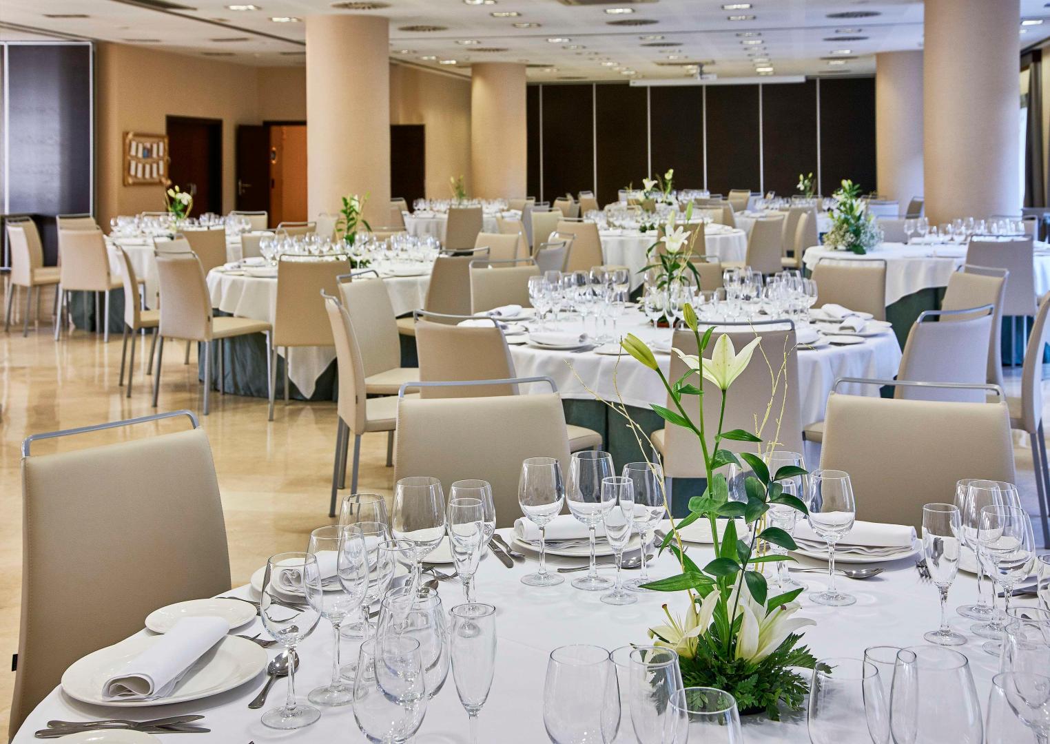 Restaurant met gedekte tafels — NH Alicante