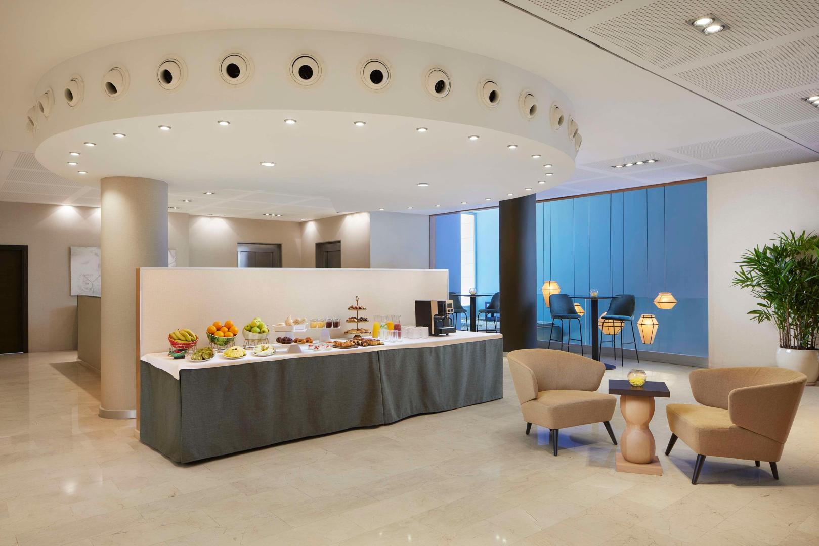 Lobby met receptie — NH Alicante