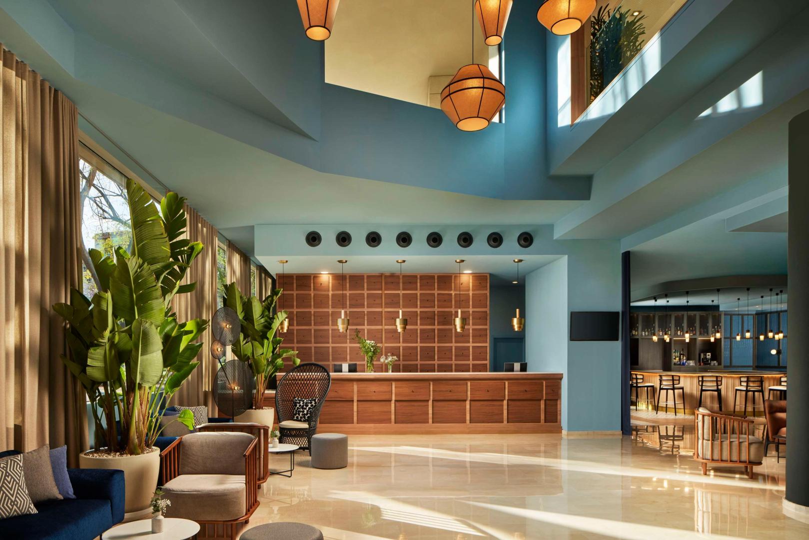 Lobby met receptie — NH Alicante