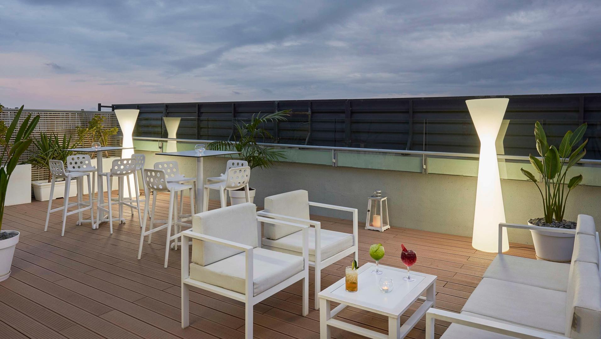 Relaxruimte met ligbedden — NH Alicante
