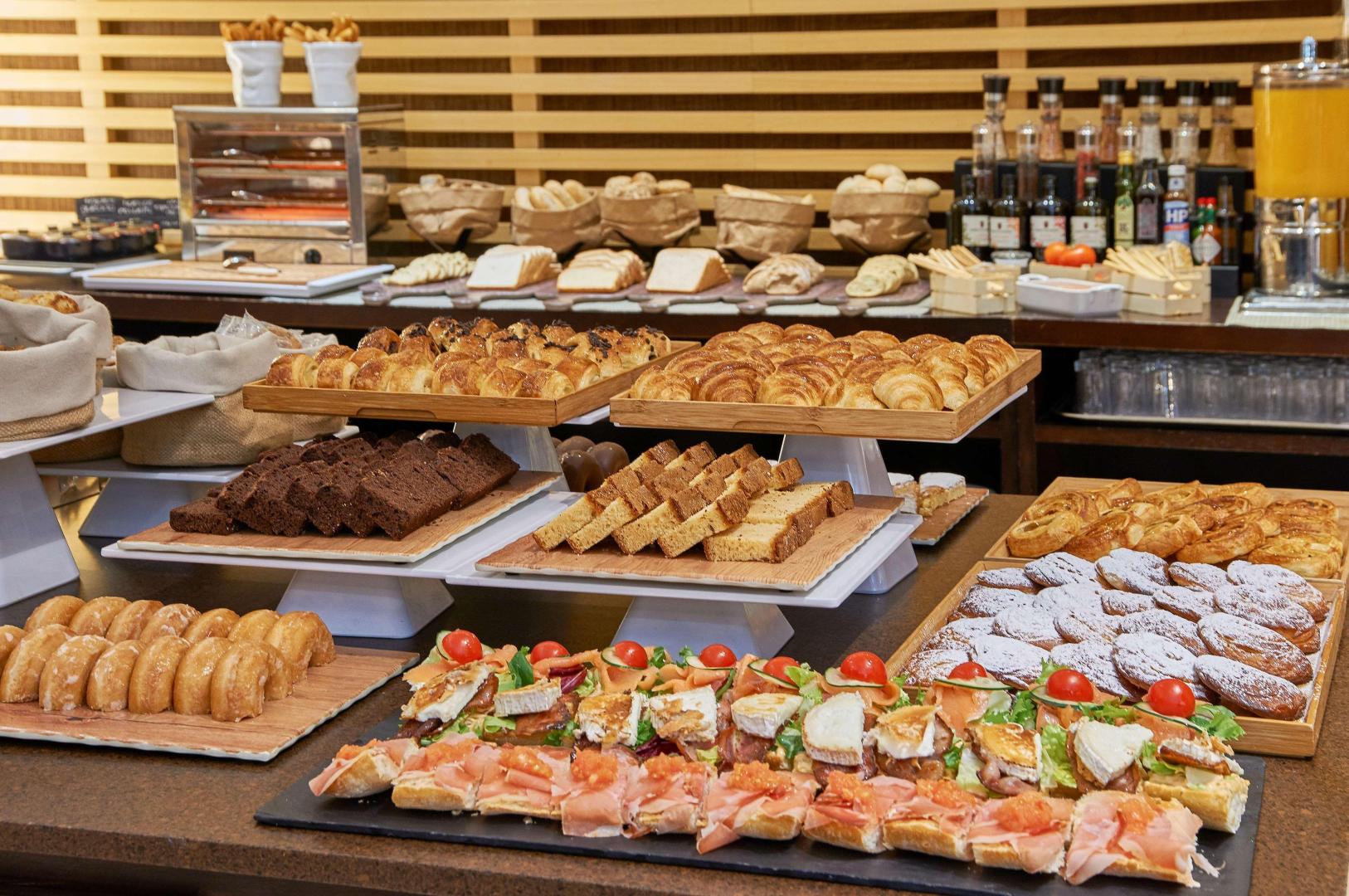 Buffet met diverse gerechten — NH Alicante