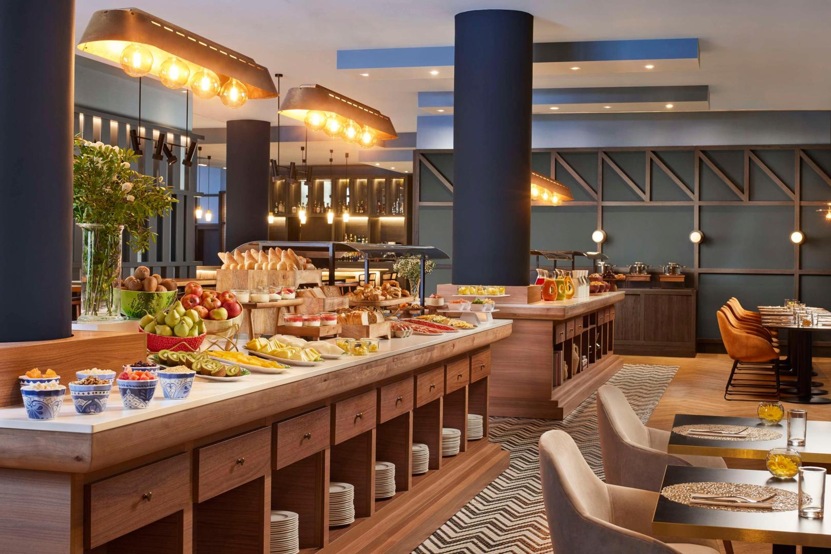 Restaurant met gedekte tafels — NH Alicante