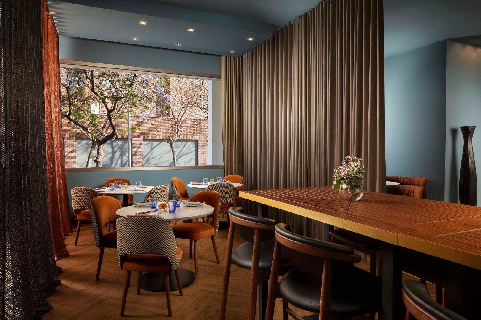 Restaurant met gedekte tafels — NH Alicante