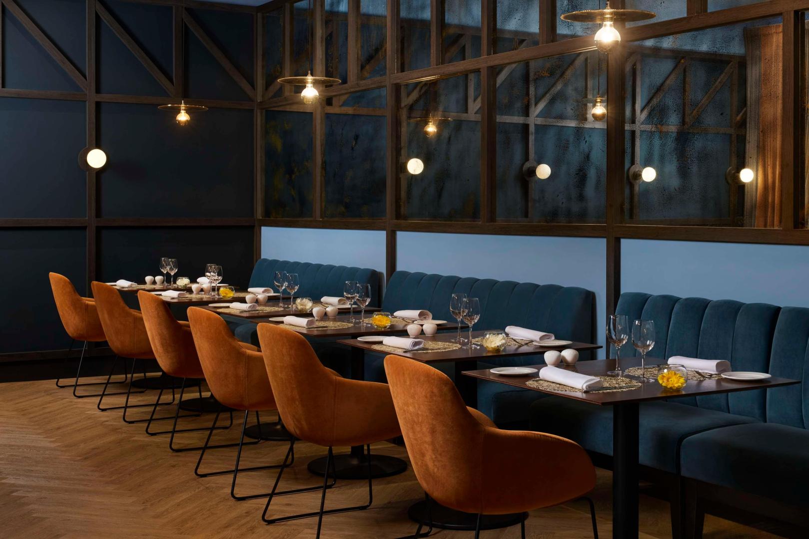Restaurant met gedekte tafels — NH Alicante