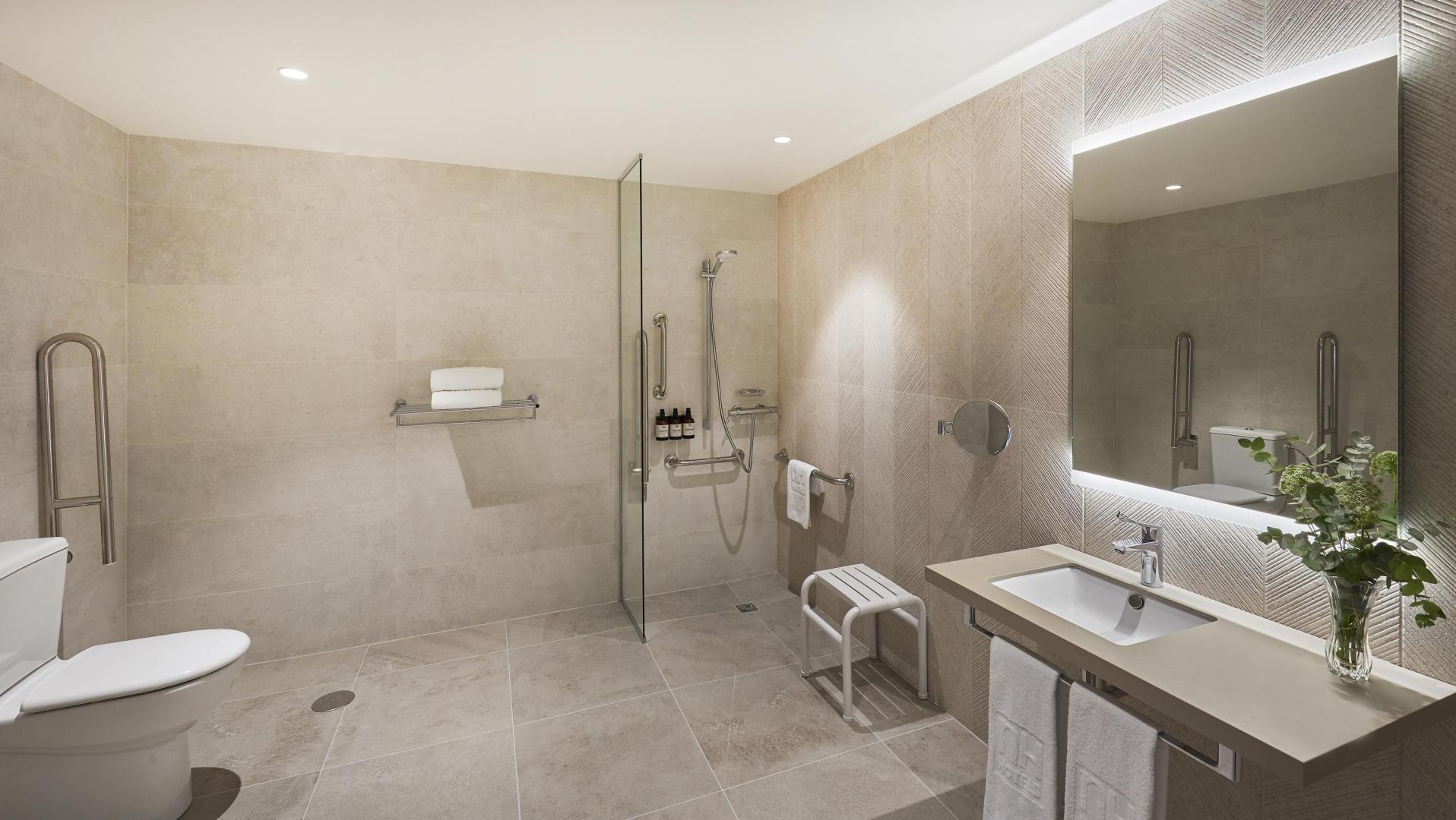Badkamer met inloopdouche — NH Alicante
