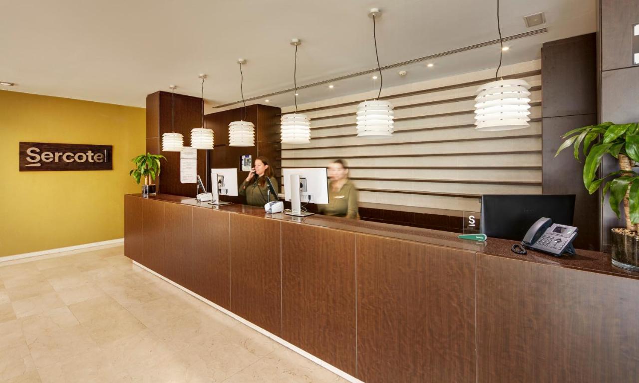 Een lobby van een ziekenhuis met een receptiebalie. bij Sercotel Sant Boi in Sant Boi del Llobregat