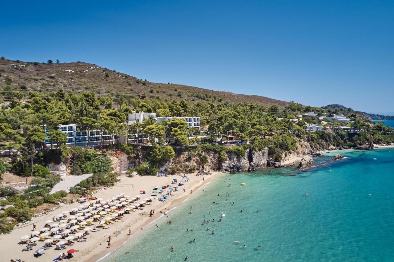Een luchtfoto van een strand met mensen in het water. bij White Rocks Hotel Kefalonia in Lassi