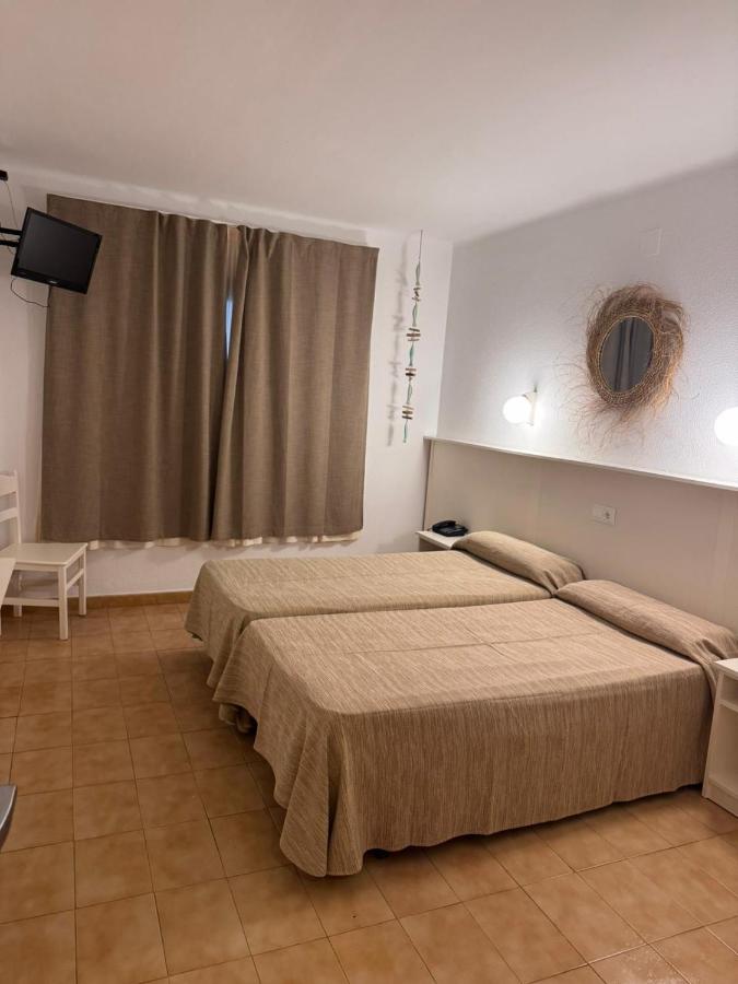 een slaapkamer met een groot bed en een raam bij Hotel Stella Maris in Blanes