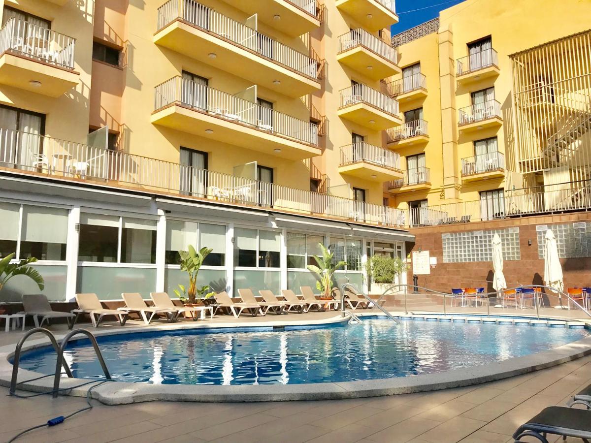 een zwembad voor een gebouw bij Hotel Stella Maris in Blanes +53 foto's