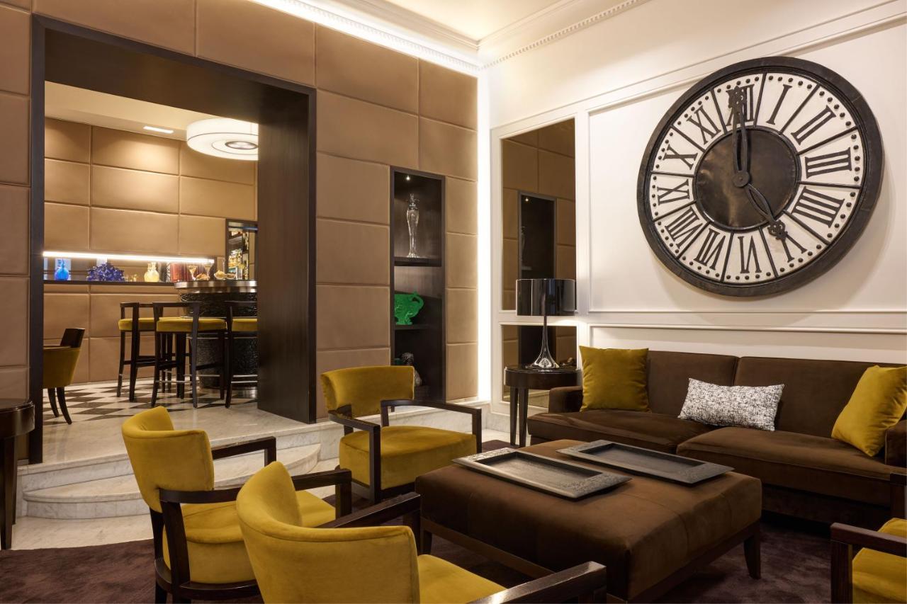 een woonkamer met een grote klok aan de muur bij Mascagni Luxury Rooms & Suites in Rome
