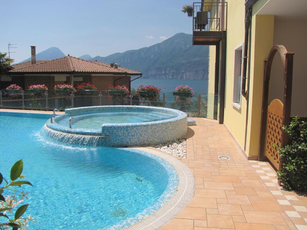 een zwembad midden in een huis bij Residence Rosemary in Brenzone sul Garda
