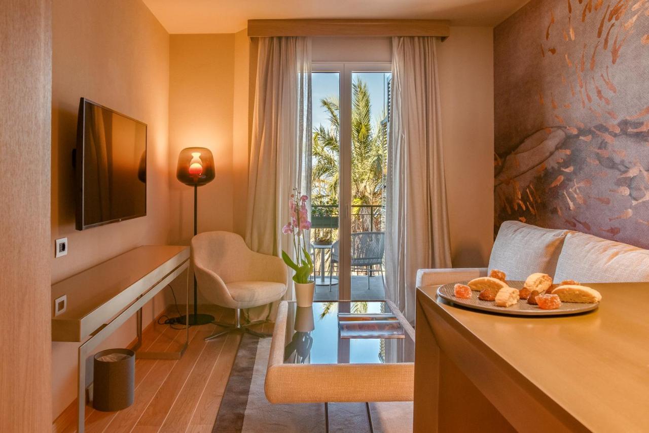 een hotelkamer met een tafel en een bord brood bij Miramare Suites in Sestri Levante