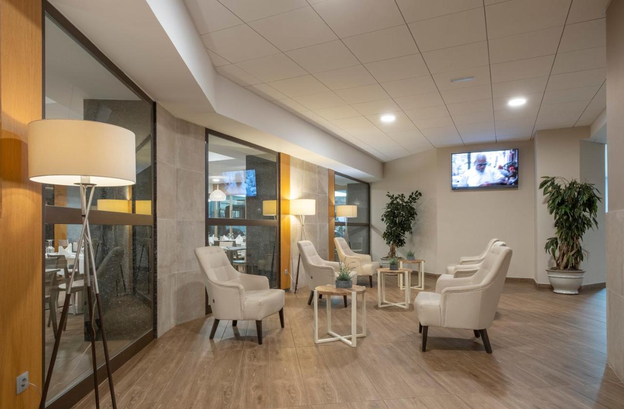 een wachtkamer met stoelen en een flatscreen-tv bij Rosamar & Spa 4*s in Lloret de Mar