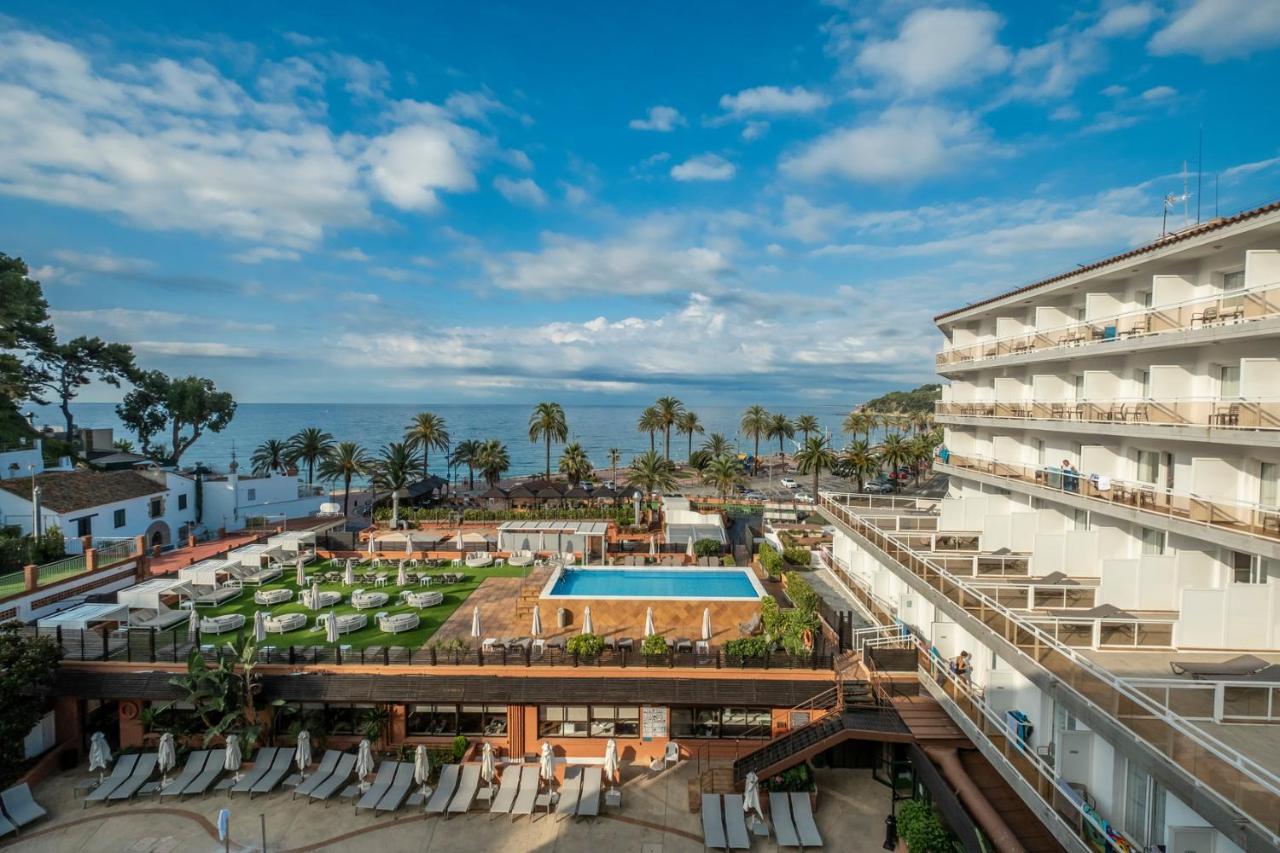 een luchtfoto van het hotel en de oceaan bij Rosamar & Spa 4*s in Lloret de Mar