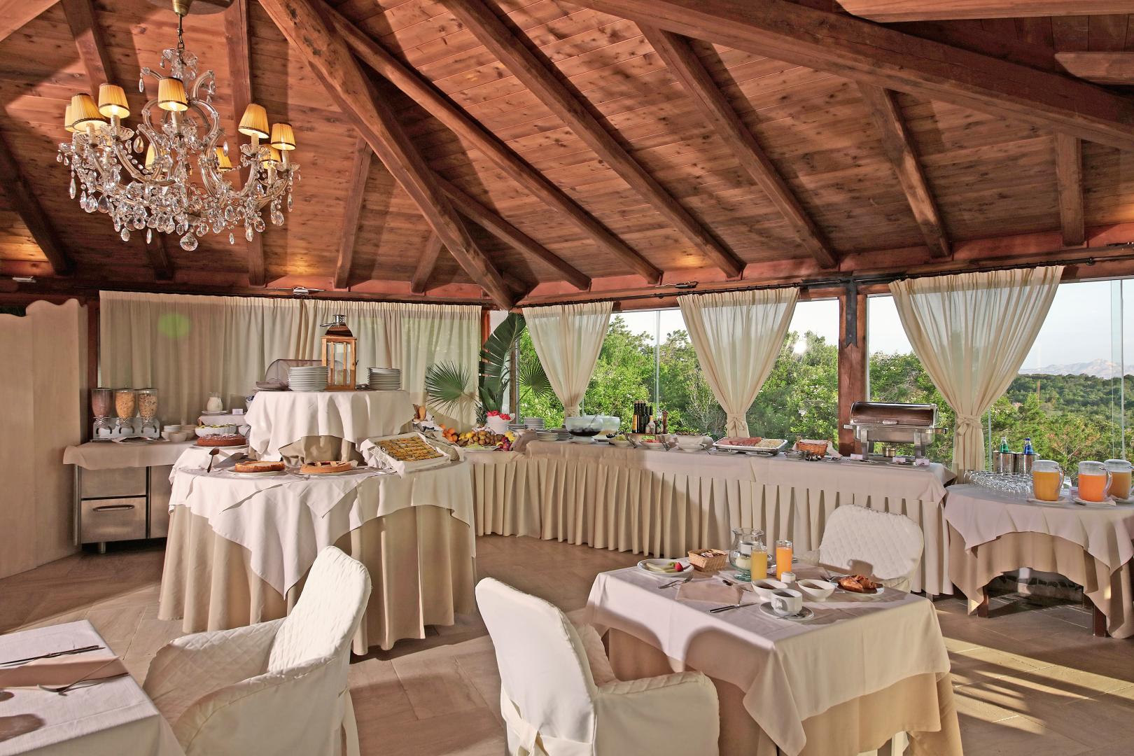 Restaurant met gedekte tafels — Balocco