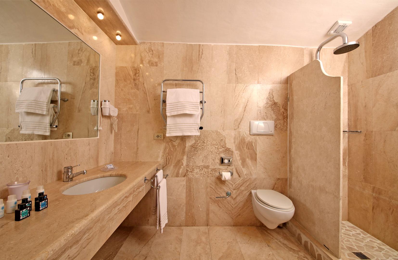 Badkamer met inloopdouche — Balocco