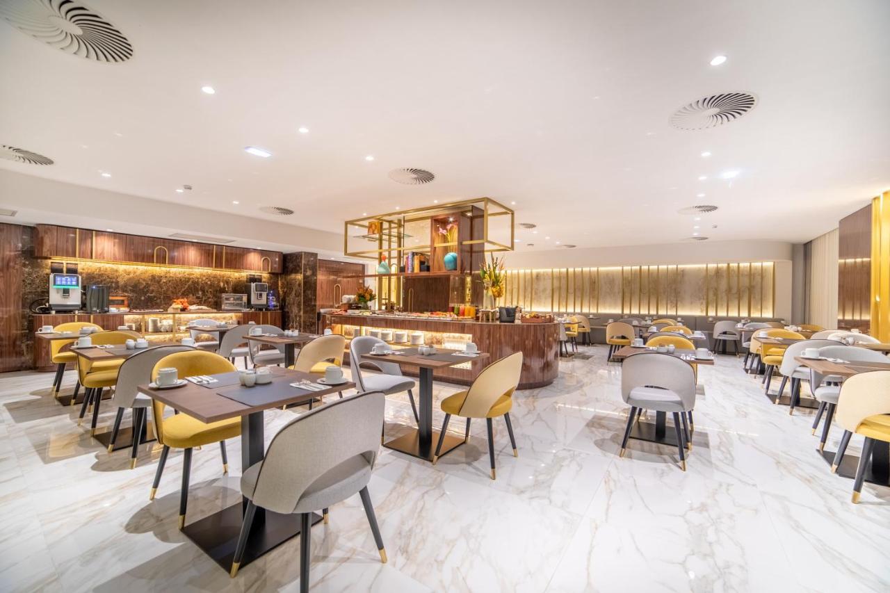 een restaurant met tafels en stoelen en een bar bij VIP Executive Suites do Marquês Hotel in Lissabon