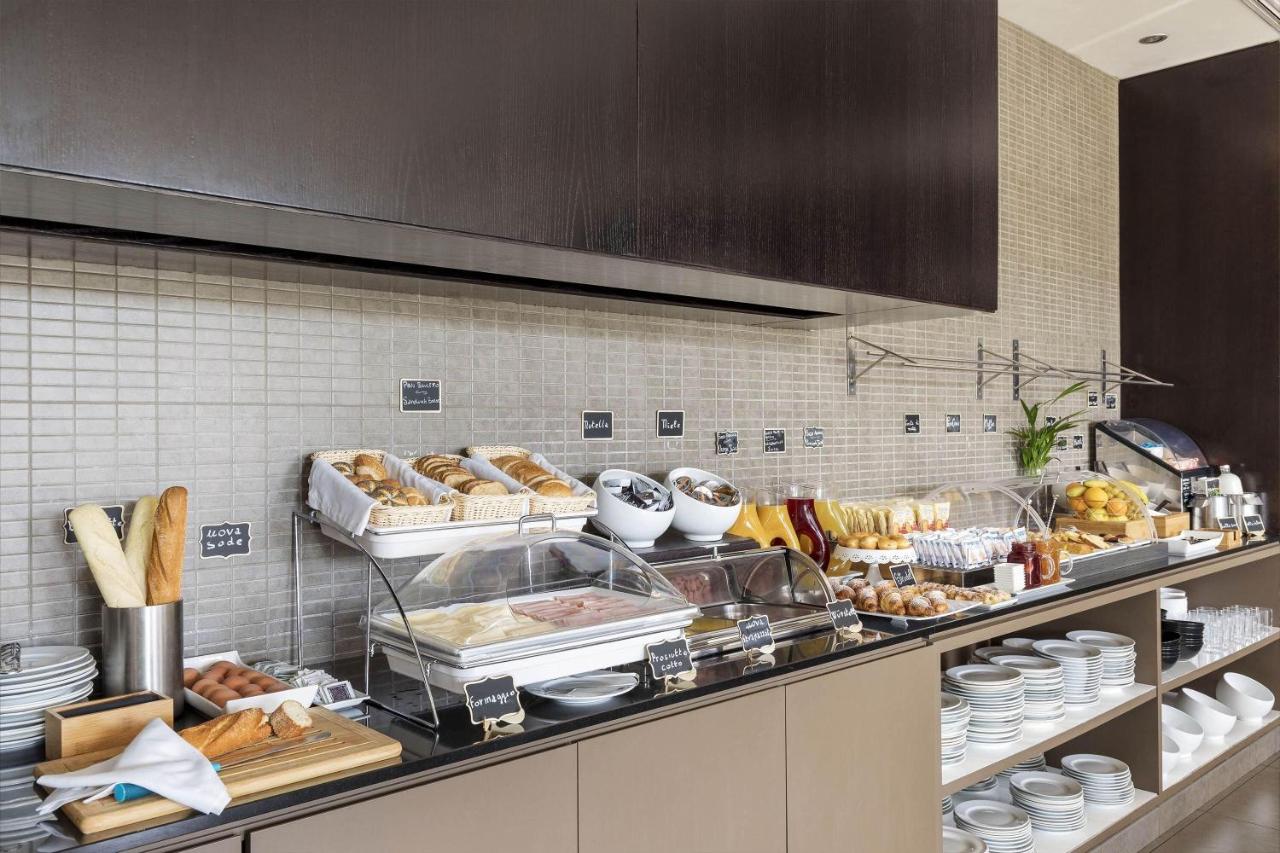 een keuken met een heleboel eten op het aanrecht bij B&B Hotel Arezzo in Arezzo