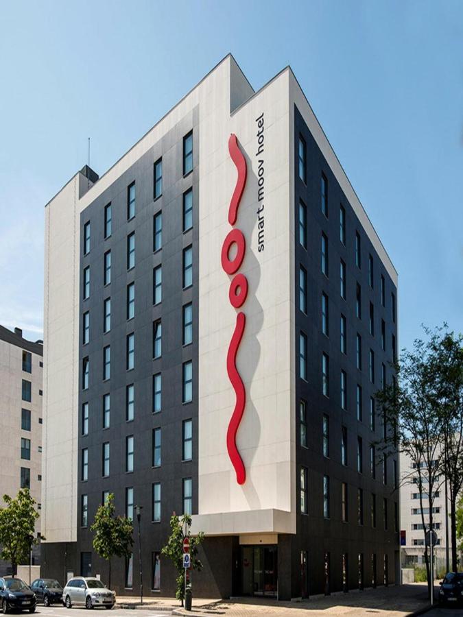 een gebouw met een uithangbord aan de zijkant bij Moov Hotel Porto Norte in Porto