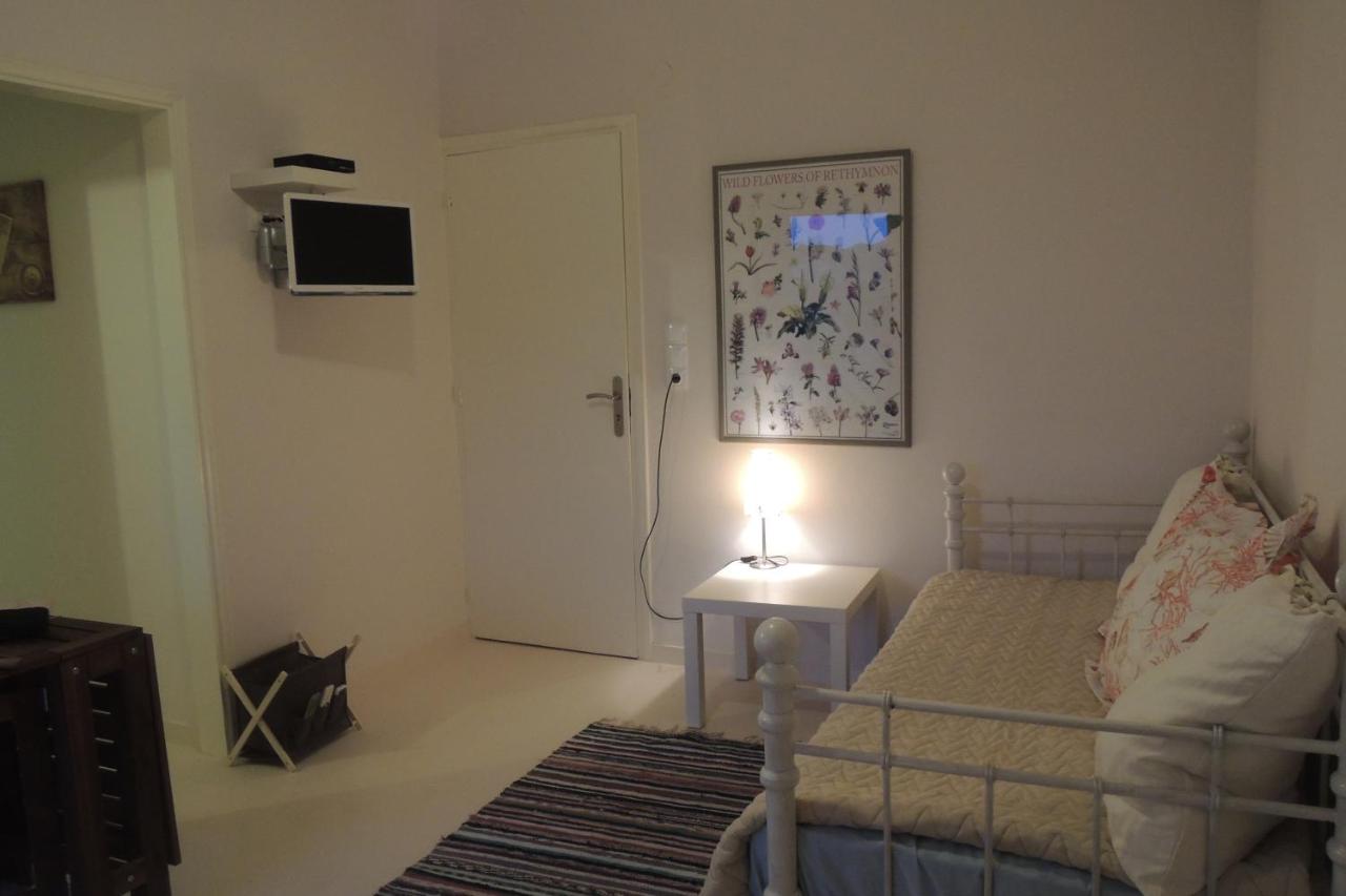 een slaapkamer met een bed en een lamp op een tafel bij Kalliroe Apartments -Creta in Agia Galini
