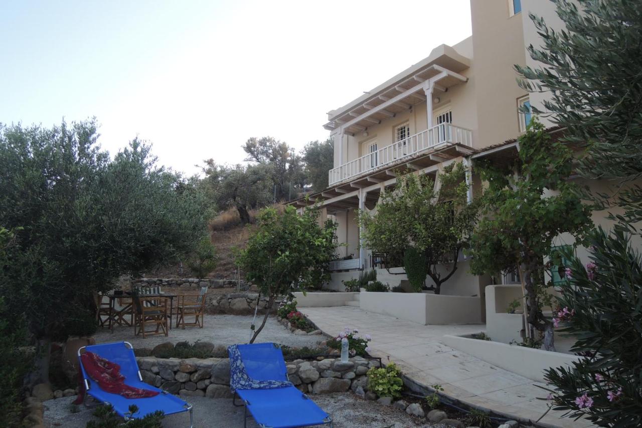 een huis met twee stoelen en een tafel ervoor bij Kalliroe Apartments -Creta in Agia Galini