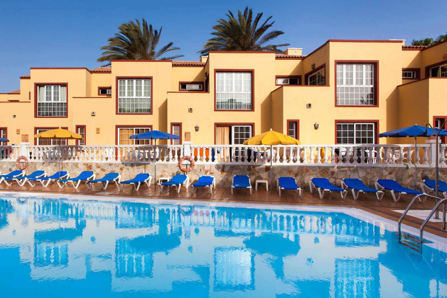 Zwembad omringd door palmbomen — Hotel Maxorata Beach