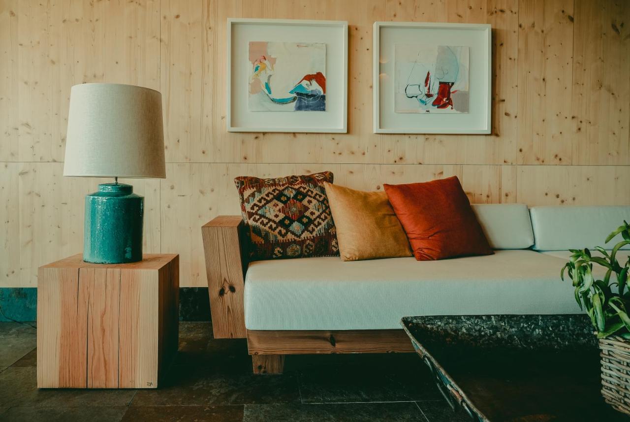 een woonkamer met een bank en een lamp bij FeelViana Sport Hotel in Viana do Castelo