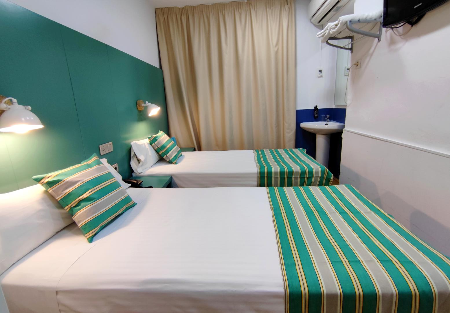 Hostal BCN Port image 1