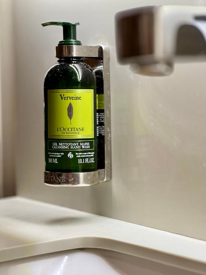een fles zeep die op de wastafel staat bij Sentire Hotels & Residences Taksim in Istanbul