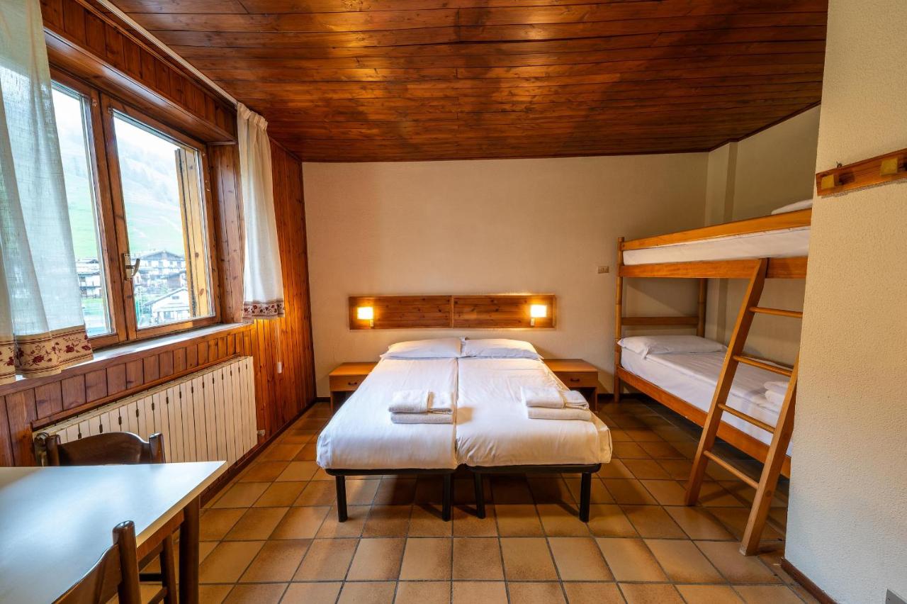 een kamer met twee stapelbedden en een tafel bij Residence Nube D'Argento in Sestriere