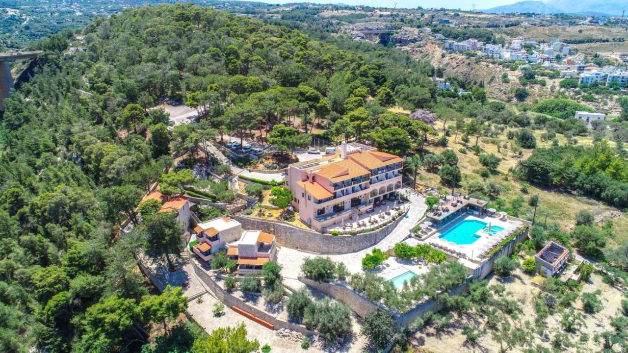 Een luchtfoto van een resort met een zwembad. bij Forest Park Hotel in Rethimnon