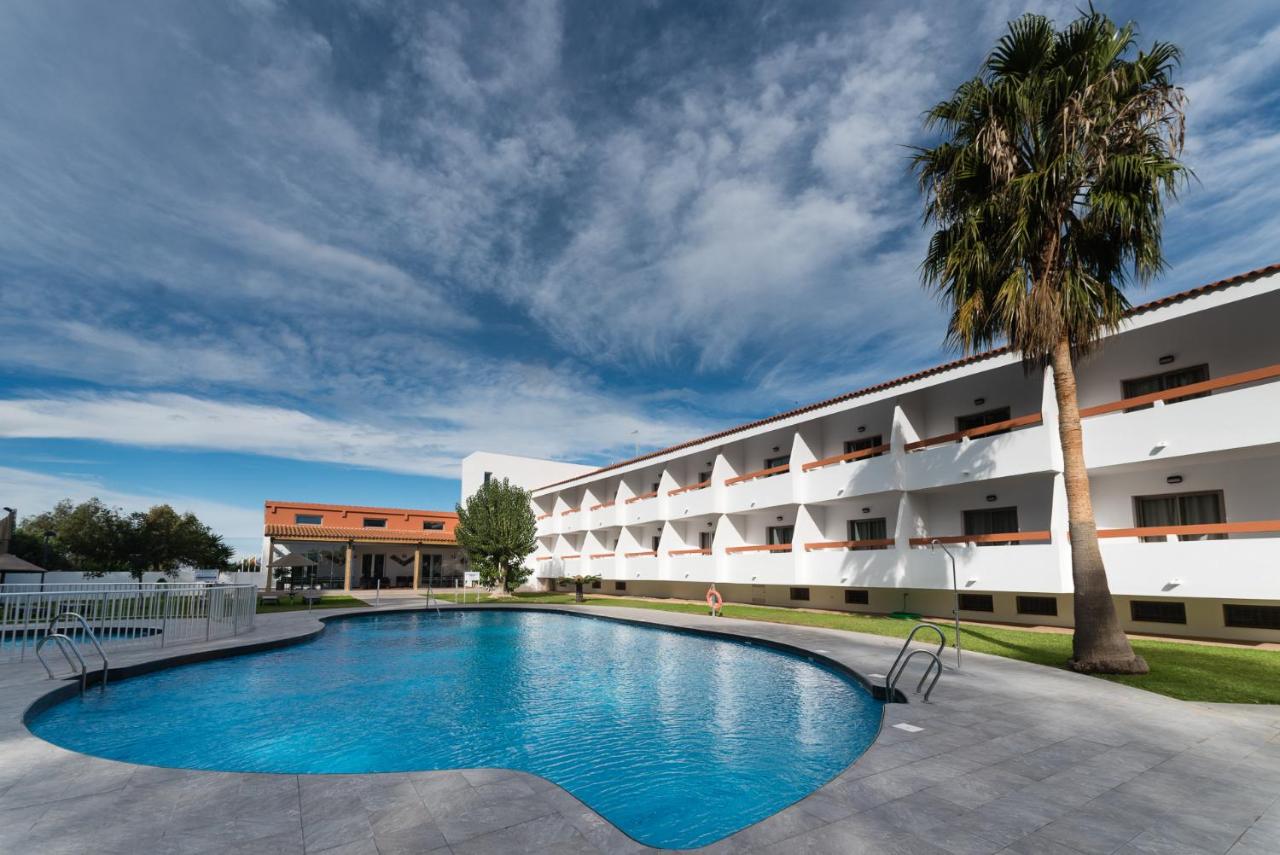 een zwembad voor een gebouw bij Hotel Pradillo Conil in Conil de la Frontera