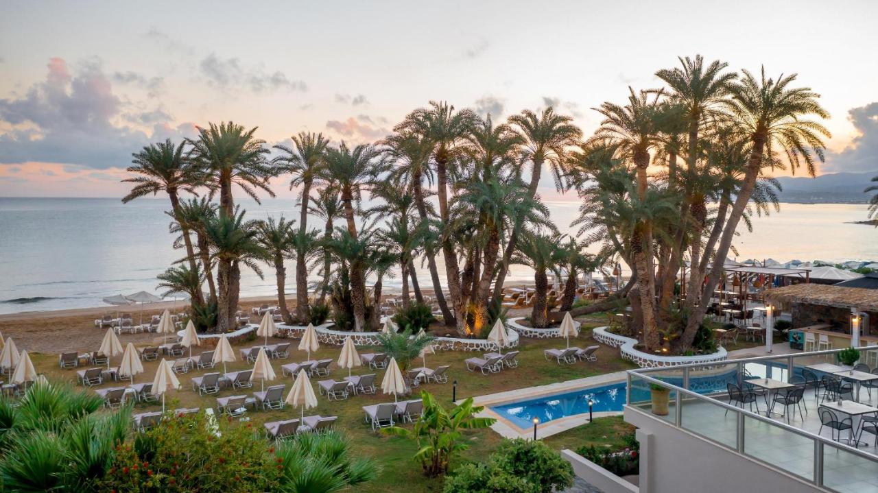 Een luchtfoto van een resort met een zwembad en palmbomen. bij Zeus Hotels Palm Beach in Stalida