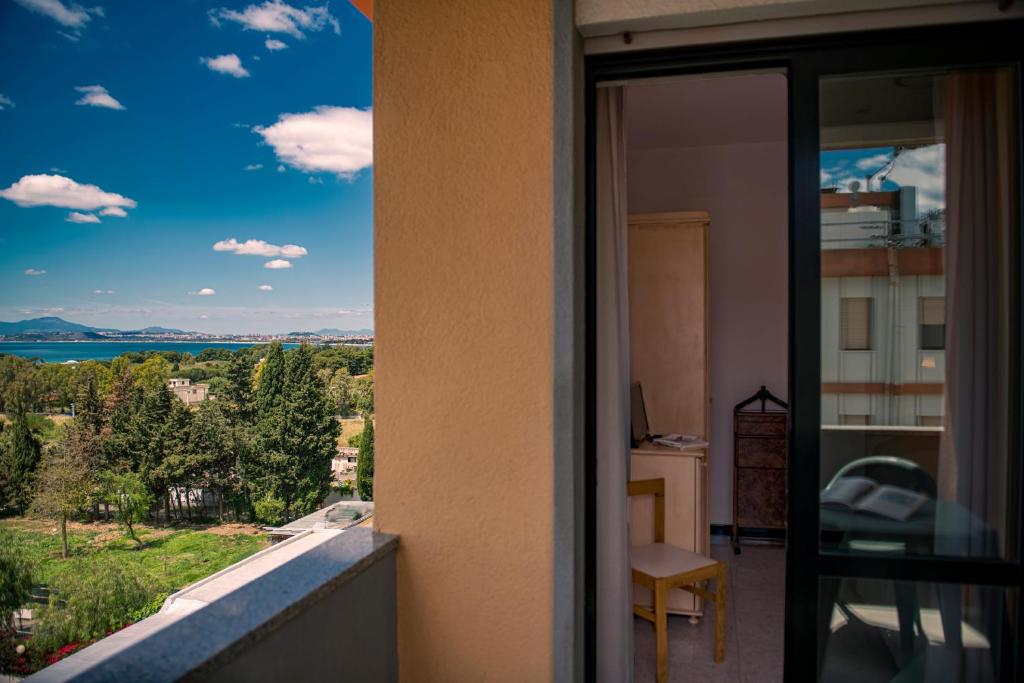 Zeezicht vanaf het balkon — Hotel Califfo