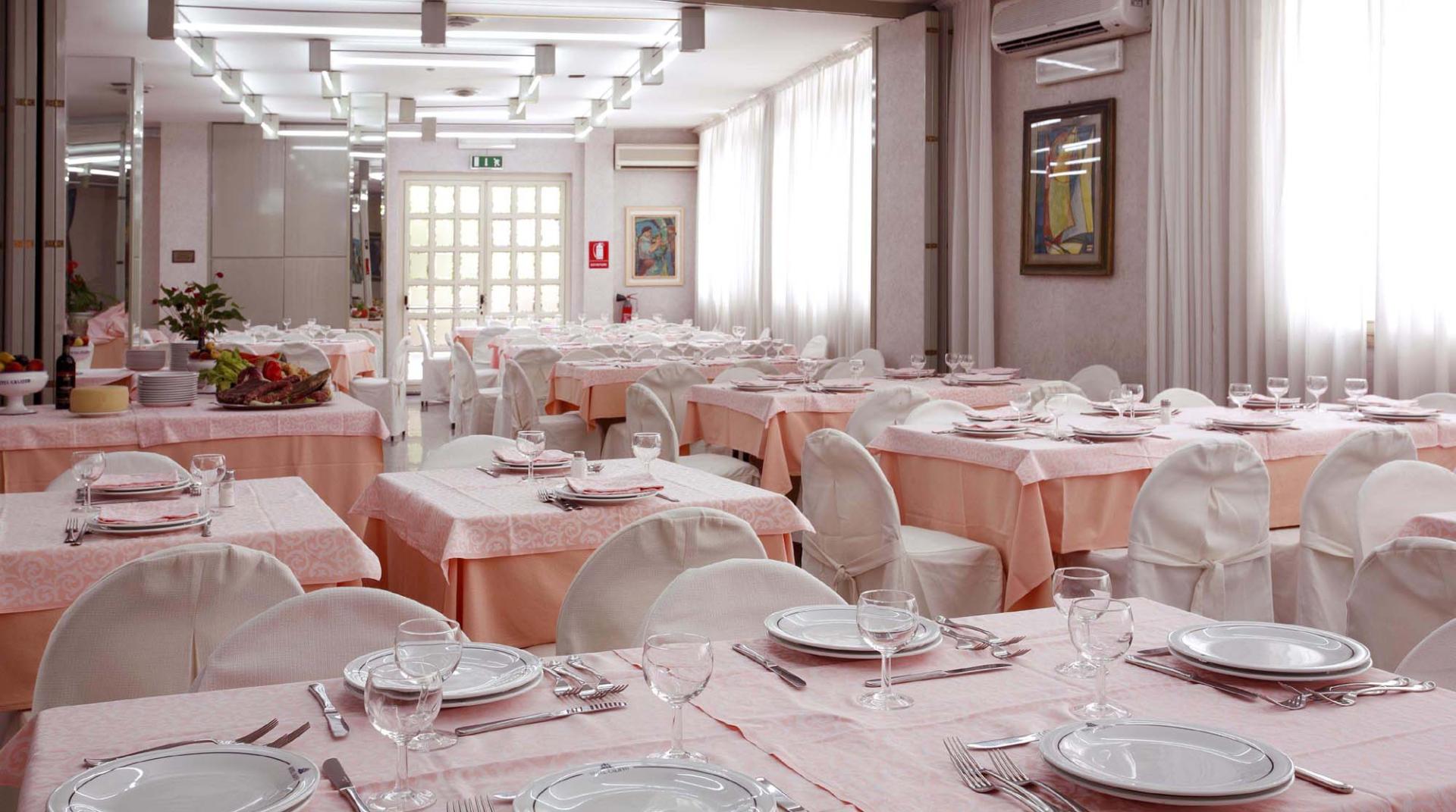 Restaurant met gedekte tafels — Hotel Califfo