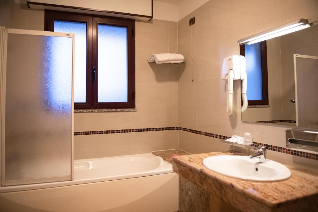 Badkamer met ligbad — Hotel Califfo
