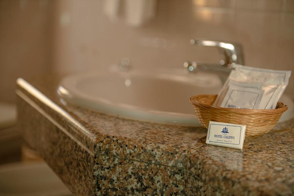 Badkamer met ligbad — Hotel Califfo