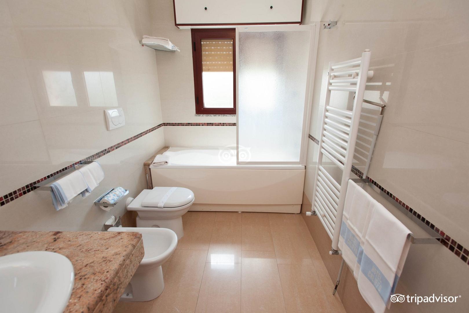 Badkamer met ligbad — Hotel Califfo