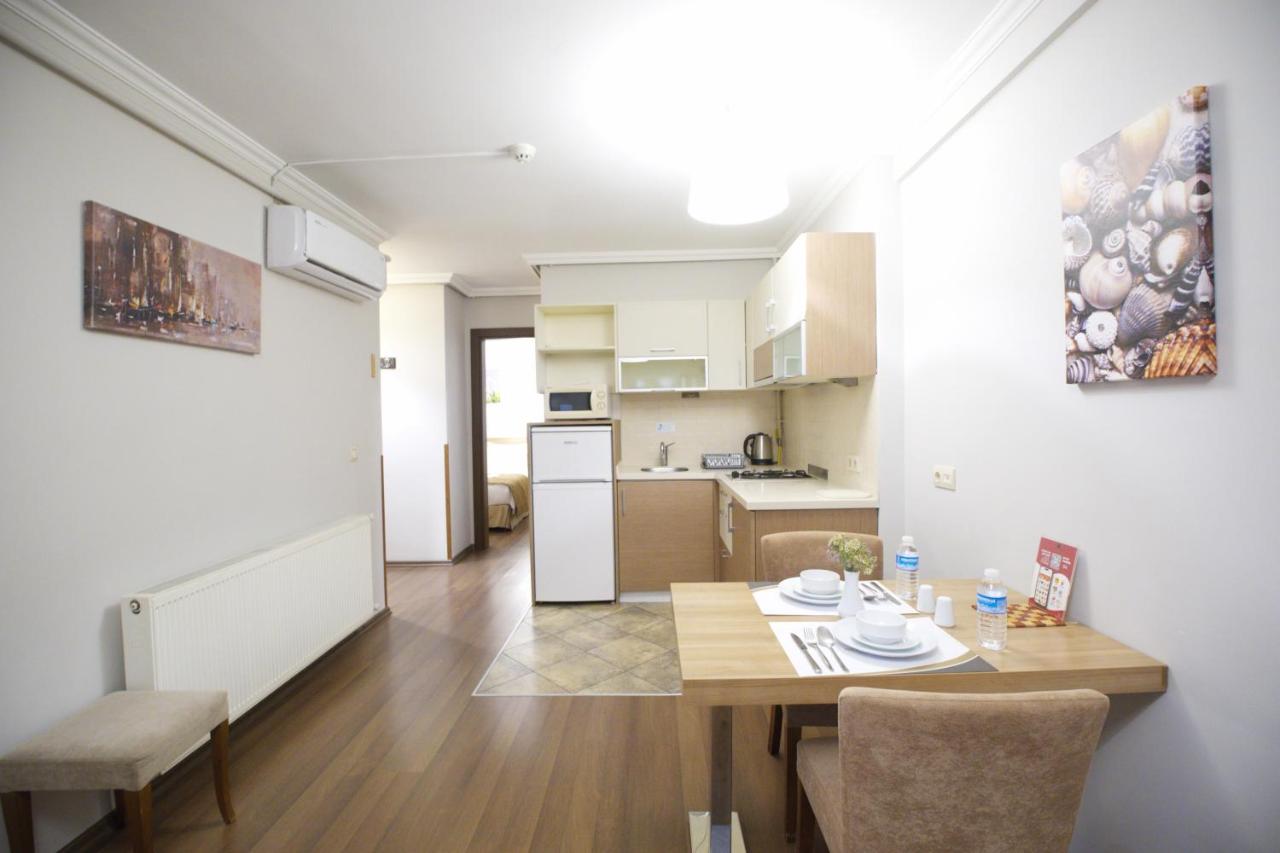 een keuken en eetkamer met een tafel en stoelen bij Belle Maison Hotel Residence in Istanbul