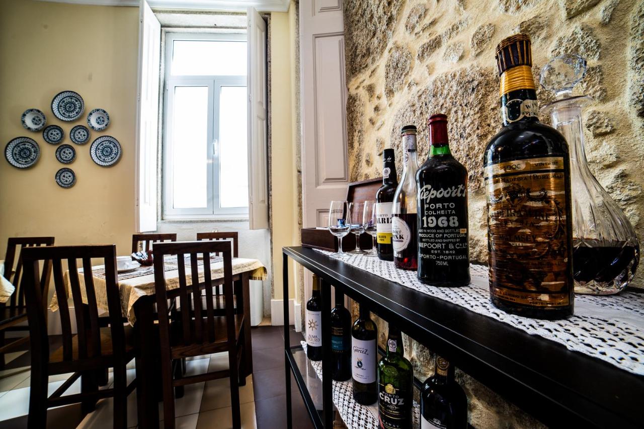 een bar met een heleboel flessen wijn bij Dukes Corner Guest House in Porto