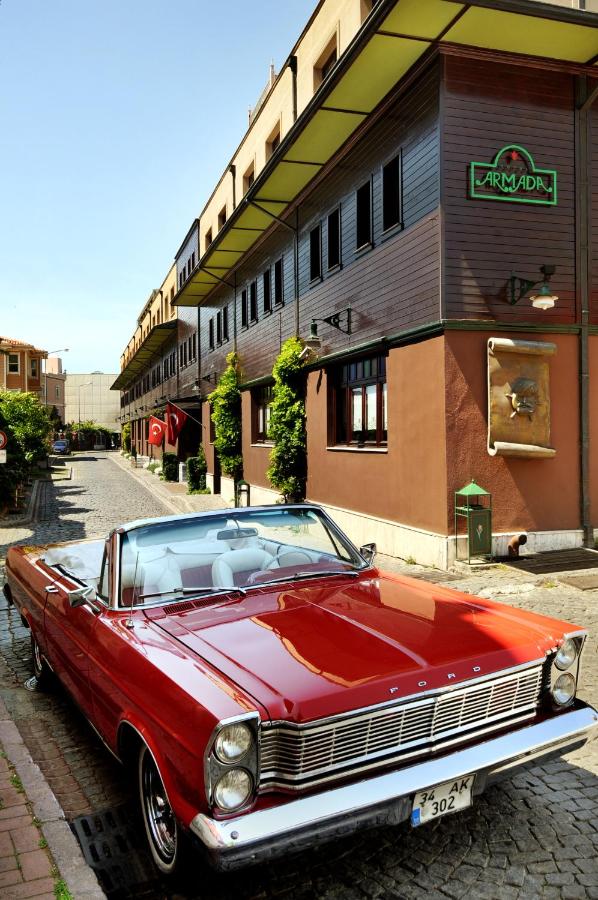 een rode auto geparkeerd voor een gebouw bij Armada Istanbul Old City Hotel in Istanbul